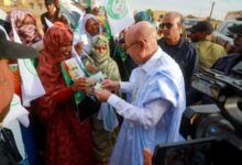 صورة رئيس الجمهورية يترجل لتحية المستفيدين من برامج تآزر خلال رحتله إلى چكني