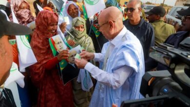 صورة رئيس الجمهورية يترجل لتحية المستفيدين من برامج تآزر خلال رحتله إلى چكني