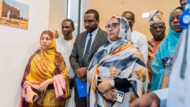 صورة وزيرة البيئة تشارك في معرض صور حول التغيرات المناخية