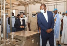 صورة وزير التنمية الحيوانية يؤدي زيارة ميدانية لمصنع ألبان ومزرعة نموذجية في رصو