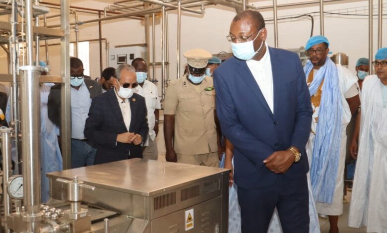 صورة وزير التنمية الحيوانية يؤدي زيارة ميدانية لمصنع ألبان ومزرعة نموذجية في رصو