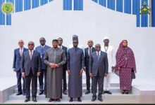 صورة وزير الدفاع يمثل رئيس الجمهورية في مراسم إحياء ذكري مجزرة تياروي بالسنغال