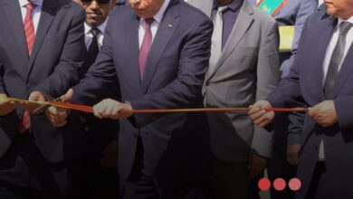 صورة رئيس الجمهورية يدشن محطتين الإنتاج الطاقة ويضع حجر الأساس لمحطة تحلية مياه في ازويرات