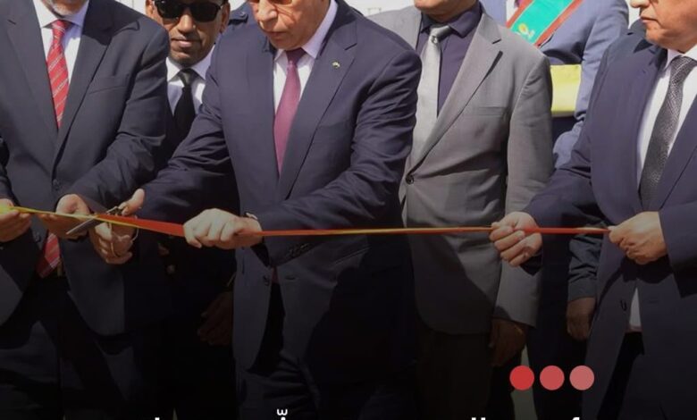 صورة رئيس الجمهورية يدشن محطتين الإنتاج الطاقة ويضع حجر الأساس لمحطة تحلية مياه في ازويرات