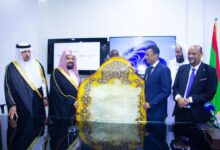 صورة الشيخ احمد بن علي الحذيفى يصل نواكشوط في زيارة عمل لموريتانيا