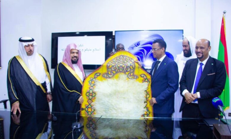 صورة الشيخ احمد بن علي الحذيفى يصل نواكشوط في زيارة عمل لموريتانيا