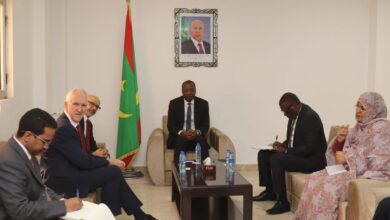 صورة وزير التنمية الحيوانية يبحث مع سفير بريطانيا تمويل مشروع تطوير الشعب الحيوانية