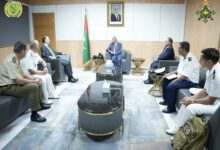 صورة وزير الدفاع يستقبل السفير الاسباني رفقة الملحق العسكري وطاقم سفينة “رايو”