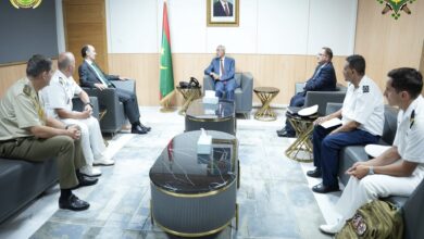 صورة وزير الدفاع يستقبل السفير الاسباني رفقة الملحق العسكري وطاقم سفينة “رايو”