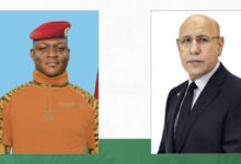 صورة رئيس الجمهورية يهنئ  رئيس جمهورية بوركينا فاسو بمناسبة احتفال بلاده بعيدها الوطني.