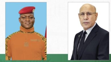 صورة رئيس الجمهورية يهنئ رئيس جمهورية بوركينا فاسو بمناسبة احتفال بلاده بعيدها الوطني.