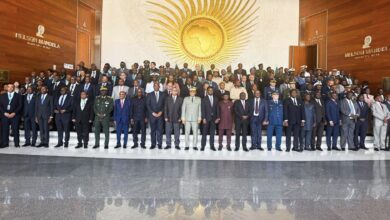 صورة ممثلا لوزير الدفاع قائد الأركان العامة للجيوش المساعد يشارك في اجتماع وزاري