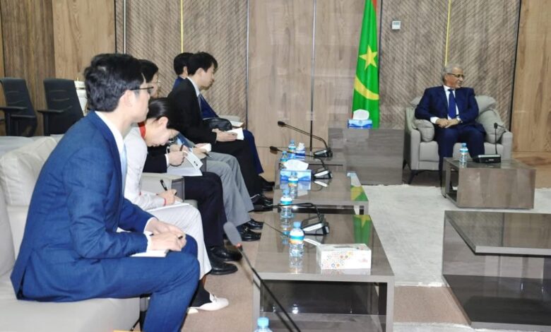 صورة ولد مكت يستقبل وفدا رفيعا من دائرة الحزب الشيوعي الصيني