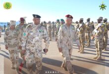 صورة قائد الأركان العامة للجيوش المساعد يتفقد سير مناورات صقر لعصابة