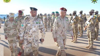 صورة قائد الأركان العامة للجيوش المساعد يتفقد سير مناورات صقر لعصابة