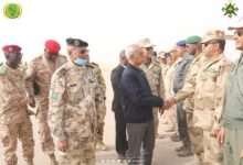 صورة وزير الدفاع رفقة قائد الأركان العامة للجيوش يشرف على اختتام مناورات صقر لعصابة