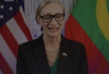 صورة القائمة بالأعمال الأمريكية تشيد بمهرجان مدائن التراث وتصف زيارتها لودان بـ«المذهلة»