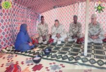 صورة وفد عسكري يقدم واجب العزاء في وفاة جندي عالي يسلم