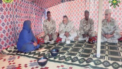 صورة وفد عسكري يقدم واجب العزاء في وفاة جندي عالي يسلم