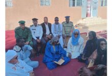 صورة الحاكم المساعد لمقاطعة كيهيدي يقدم التعازي باسم رئيس الجمهورية لأسرة عبد العزيز كان