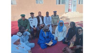 صورة الحاكم المساعد لمقاطعة كيهيدي يقدم التعازي باسم رئيس الجمهورية لأسرة عبد العزيز كان