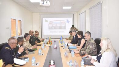 صورة وفد من حلف شمال الأطلسي يجتمع بقادة الكليات والمدارس العسكرية بنواكشوط