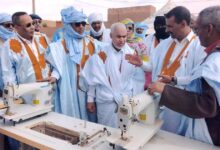 صورة وزير الثقافة والفنون يشرف على توزيع ماكينات خياطة على التعاونيات النسوية بوادان