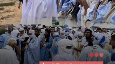 صورة جموع غفيرة بنواكشوط  تشيع الأساتذة الجامعيين الذين قضو في حادث سير على طريق اكجوجت