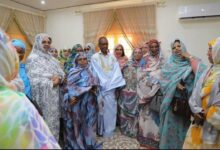 صورة وفد من اللجنة الوطنية لنساء حزب الإنصاف يؤدي زيارة لرئيس الحزب بمنزله بنواكشوط