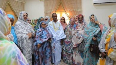 صورة وفد من اللجنة الوطنية لنساء حزب الإنصاف يؤدي زيارة لرئيس الحزب بمنزله بنواكشوط