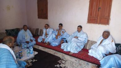 صورة وزير الثقافة والفنون يعزي أسرة الفقيد بنبله ولد امبارك بمدينة النعمة