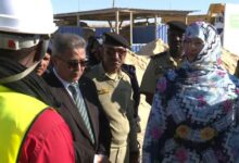 صورة وزيرة الإسكان تتفقد منشآت عمومية قيد الإنشاء وأخرى يجري ترميمها في نواذيبو