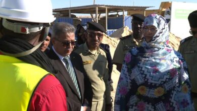 صورة وزيرة الإسكان تتفقد منشآت عمومية قيد الإنشاء وأخرى يجري ترميمها في نواذيبو