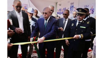 صورة رئيس الجمهورية يدشن مصنعا لتثمين المنتجات السمكية في منطقة خليج الراحة