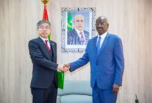 صورة وزير الشؤون الخارجية والتعاون يتسلم نسخة من اوراق اعتماد السفير الياباني الجديد