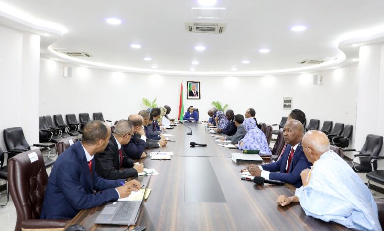 صورة الوزير الأول يترأس اجتماعا حول دراسة واختيار موقع المنطقة الصناعية الجديدة