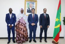 صورة الوزير الأول يوشح عددا من الموظفين بالوزارة الأولى