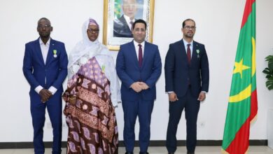 صورة الوزير الأول يوشح عددا من الموظفين بالوزارة الأولى