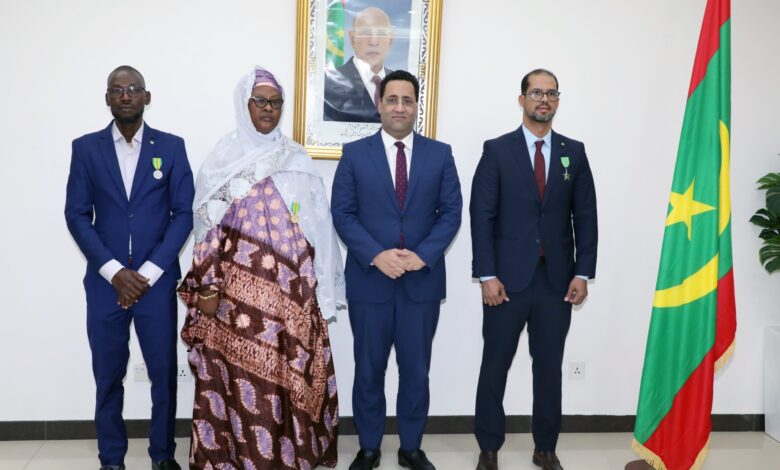 صورة الوزير الأول يوشح عددا من الموظفين بالوزارة الأولى