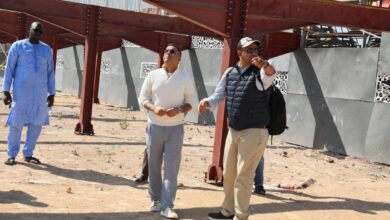 صورة رئيس الاتحادية الموريتانية لكرة القدم يتفقد سير الأشغال في مشروع توسعة وتحديث ملعب شيخا بيديا