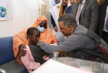 صورة وزير الصحه من هامد حملة التلقيح ضد الدفتيريا