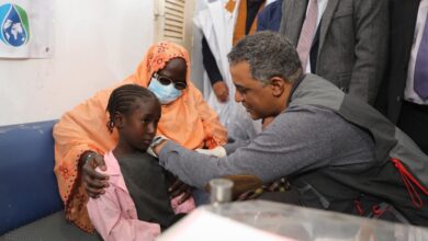 صورة وزير الصحه من هامد حملة التلقيح ضد الدفتيريا