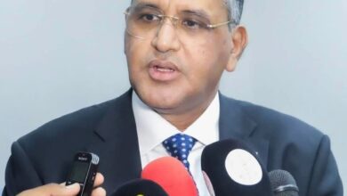 صورة المدير العام للوكالة الوطنية للطيران يمنح حجته لعاملة مسنة ويعلن تخصيصها سنويا للنساء العاملات