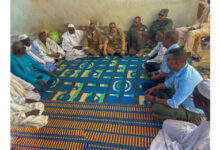 صورة والي كوركول المساعد يقدم التعازي لأسرة جگانا التيجاني دابو.