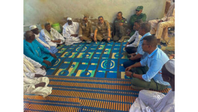 صورة والي كوركول المساعد يقدم التعازي لأسرة جگانا التيجاني دابو.