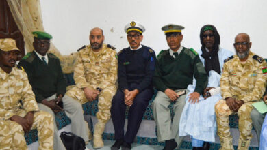 صورة وفد عسكري يقدم واجب العزاء في وفاة جندي ثاني ابوبا با أمباي