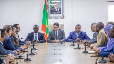 صورة تبادل المهام بين الأمين العام الجديد لوزارة تمكين الشباب وسلفه