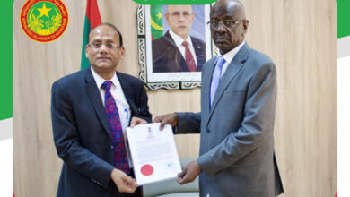 صورة وزير الشؤون الخارجية يتسلم نسخة من أوراق اعتماد السفير الهندي الجديد