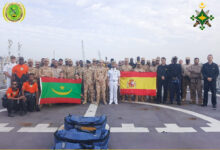 صورة طاقم سفينة فيرور الحربية الإسبانية يؤدي زيارة لمدينة انواذيبو