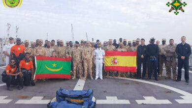 صورة طاقم سفينة فيرور الحربية الإسبانية يؤدي زيارة لمدينة انواذيبو